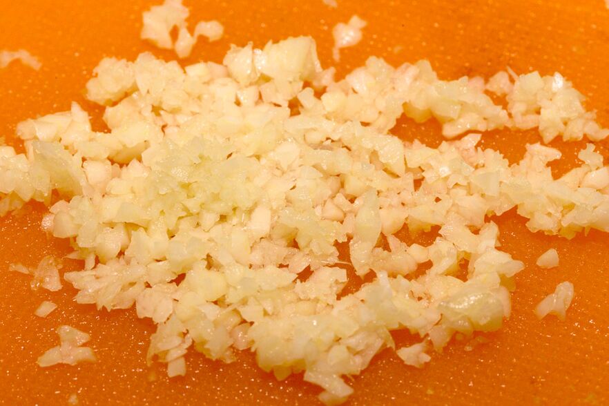 Ψιλοκομμένο σκόρδο - η βάση για ένα έγχυμα που εξαλείφει τα παράσιτα