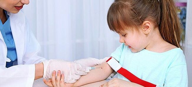 Λήψη αίματος για ανάλυση σκουληκιών σε ένα παιδί